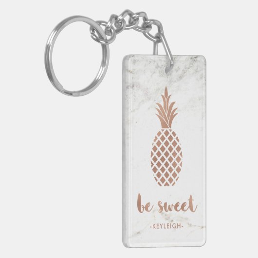 Roos Roze ananas op witte marmer | Wees zoet Sleutelhanger (Voorkant Links)