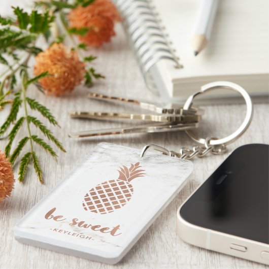 Roos Roze ananas op witte marmer | Wees zoet Sleutelhanger (Voorkant Rechts)