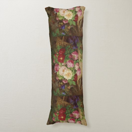 Roos stuk op de bosvloer met vlinders lichaamskussen (Voorkant Verticaal)