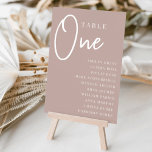 Roos Taupe Hand Scripted Table ONE   Guest Names Kaart<br><div class="desc">De eenvoudige en kische kaarten van het lijstaantal in de roos van de aardtoon taupe en wit maken een elegante verklaring bij uw bruiloft of gebeurtenis. Het ontwerp kenmerkt "lijst [aantal]"in een eyecatching mengeling van klassieke serif en handgeschreven manuscript het schrijven, met individuele gastnamen onder. Het ontwerp herhaalt zich aan...</div>