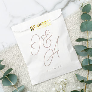 Roos Taupe Manuscript Watermark Monogram Weddens Bedankzakje