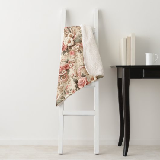 Roos Tuin Scrollwork Sherpa Deken (In situ)