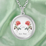 Roos van de geboortemaand Flower June Zilver Vergulden Ketting<br><div class="desc">Geboortemaandbloem juni Roos ketting met een afbeelding van een rozen bloem. Onder de bloem is de naam geschreven in een elegant scriptlettertype. Onder de naam staat "juni - Roos", wat aangeeft dat de geboortemaand van de eigenaar juni is en haar geboortebloem het roos. Het is een gepersonaliseerd ketting, gemaakt als...</div>