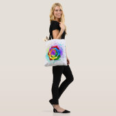 Roos voor kleurrijke regenboog tote bag (Op model)