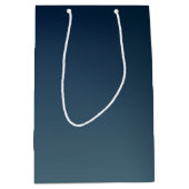 Roos Web op verloop blauwe cadeautas (Voorkant)