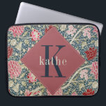 Roos William Morris Monogram Laptop Laptop Sleeve<br><div class="desc">Dit eenvoudige maar elegante ontwerp is voorzien van een stijlvol,  door William Morris geïnspireerd bloemmotief in een verscheidenheid aan stoffig roos,  rood,  blauw en crèmes. Bescherm uw laptop of tablet in stijl. Voeg een naam toe om het te personaliseren. Een mooi kerst- of Moederdag-cadeau. Creëer door Simply Farmhouse Press.</div>
