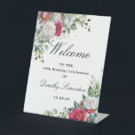 Roos Winter Greenery 90th Birthday Welcome Reclamebord Met Voetstuk<br><div class="desc">Welkom gasten op je verjaardagsfeestje met dit elegante bloemontwerp. Twee witte en rode roze en heilige elementen worden in diagonale hoeken geplaatst. Het welkom wordt geschreven in een grote trending font. De rest van de tekst is een klassieke combinatie van een rechtop en cursief lettertype. Heel eenvoudig aan te passen....</div>