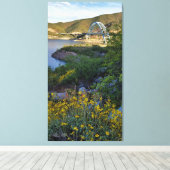 Roosevelt Lake Bridge Arizona Yellow Wildbloemen Canvas Afdruk (Insitu (Houten vloer))