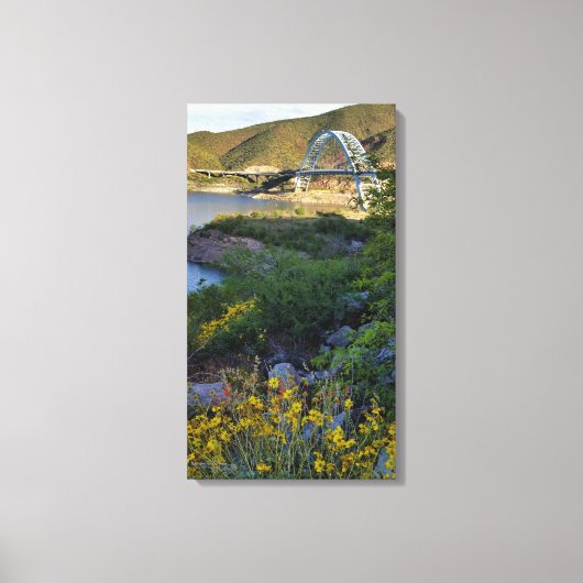 Roosevelt Lake Bridge Arizona Yellow Wildbloemen Canvas Afdruk (Voorkant)