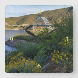 Roosevelt Lake Bridge Arizona Yellow Wildbloemen Vierkante Klok