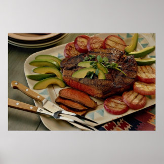 Roost gesneden rundvlees met gegrilde rode uien en poster