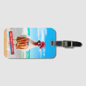 Rooster Kerel Chillin bij Beach in Swim Trunks Bagagelabel (Voorkant (horizontaal))