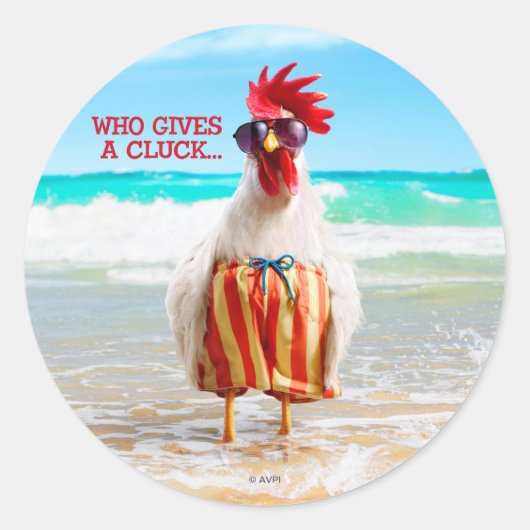 Rooster Kerel Chillin bij Beach in Swim Trunks Ronde Sticker (Voorkant)
