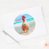Rooster Kerel Chillin bij Beach in Swim Trunks Ronde Sticker (Envelop)