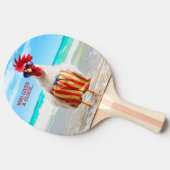 Rooster Kerel Chillin bij Beach in Swim Trunks Tafeltennisbatje (Zijkant)