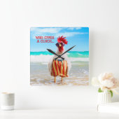 Rooster Kerel Chillin bij Beach in Swim Trunks Vierkante Klok (Huis)