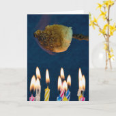 roosterende heemst over verjaardagskaarsen kaart (Gele Bloem)