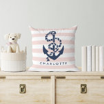 Rope & Anchor Pink Stripe Nautical Personalized Kussen<br><div class="desc">Het ontwerp kenmerkt een klassiek blauw maranker en touwillustratie op een roze en witte stripe achtergrond. Personaliseer met een naam of een tekst van uw keus,  of schrap eenvoudig de steekproeftekst om spatie te verlaten. Coördinatie van accessoires die in onze winkel beschikbaar zijn!</div>