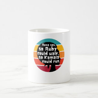 Rosa Sat So Ruby kon lopen, dus Kamala kon rennen Koffiemok