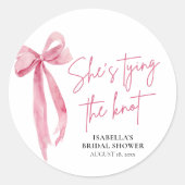 Rosa strik met strik Zij gaat trouwen Bruidsfeest Ronde Sticker (Voorkant)