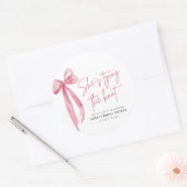 Rosa strik ze maakt het bruidsmeisje klaar bruidsf ronde sticker (Envelop)