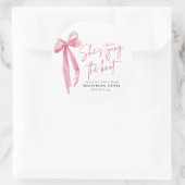 Rosa strik ze maakt het bruidsmeisje klaar bruidsf ronde sticker (Tas)