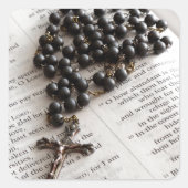 Rosary on Bible Vierkante Sticker (Voorkant)