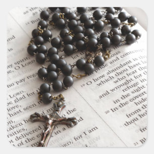 Rosary on Bible Vierkante Sticker