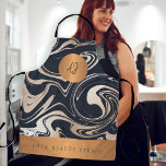Rose gold black marble pattern salon name monogram schort<br><div class="desc">Trendy moderne kunst glamoureuze marmeren abstracte schilderkunst in beige tan ivoor, faux roos gouden glitter, zwart en blush met goudkoperen metalen geometrische vormen maken een elegant professioneel monogrammed schort geschikt voor een schoonheidssalon medewerker, make-up artist, haarstylist, schoonheidsspecialiste, schilder. De perfecte keuze voor een elegante, stijlvolle look. Eenvoudig te personaliseren met...</div>