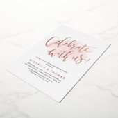 Rose Gold Vier Met Ons Script Modern Eenvoudig Folie Uitnodiging (Gedraaid)