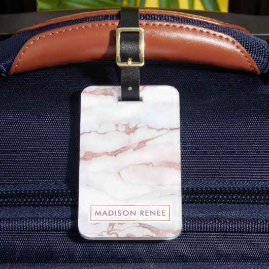 Rose Goud Witte Marmer Gepersonaliseerde Naam Bagagelabel (Voorkant Insitu 2)