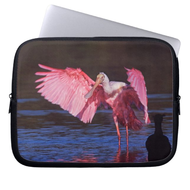 Roseate Spoonbill (Ajaia ajaja) met aalscholver Laptop Sleeve (Voorkant)