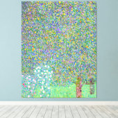 Rosebushes van Gustav Klimt onder het schilderij Canvas Afdruk (Insitu (Houten vloer))