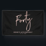 RoseGold Black 40th Birthday Party Welkomstbanner Spandoek<br><div class="desc">Dit eenvoudige verjaardagsbannerontwerp is voorzien van een stijlvol Roos Gold-lettertype "veertig" met een aangepaste tekst. U kunt de tekst personaliseren. Meer overeenkomende objecten beschikbaar in mijn winkel BaraBomDesign.</div>