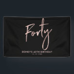 RoseGold Black 40th Birthday Party Welkomstbanner Spandoek<br><div class="desc">Dit eenvoudige verjaardagsbannerontwerp is voorzien van een stijlvol Roos Gold-lettertype "veertig" met een aangepaste tekst. U kunt de tekst personaliseren. Meer overeenkomende objecten beschikbaar in mijn winkel BaraBomDesign.</div>