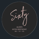 Rosegold Lettering 60th Birthday Party Favor Ronde Sticker<br><div class="desc">Deze eenvoudige sticker bedankt u voor uw speciale dag. Dit ontwerp kenmerkt het moderne gouden manuscript van het roos dat " Zestig"met douanetekst laat inpakken. In mijn winkel BaraBomDesign zijn de 60ste verjaardagsuitnodigingen en partijbenodigdheden beschikbaar.</div>