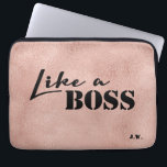 Rosegold Print background "Zoals een baas" tekst Laptop Sleeve<br><div class="desc">"Als een baas" laptophoes met een afgedrukte rosdichte achtergrond.  Pas de initialen aan met het gereedschap Zazzle.</div>