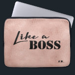 Rosegold Print background "Zoals een baas" tekst Laptop Sleeve<br><div class="desc">"Als een baas" laptophoes met een afgedrukte rosdichte achtergrond.  Pas de initialen aan met het gereedschap Zazzle.</div>