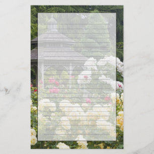 Rosen in bloei en prieel rozentuin bij de briefpapier