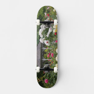 Rosen in bloei en prieel rozentuin bij de persoonlijk skateboard