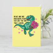 Rosen zijn rode grappige dinosaurus Valentijnsdag Feestdagenkaart (Staand voorkant)
