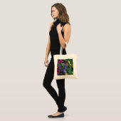 roses and news tote bag (Voorkant (model))
