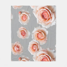 Roses In Shades Of Peach And Coral Scattered Fleece Deken