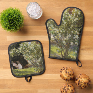 Roses. Marie Krøyer seated in the deckchair Ovenwant & Pannenlap Set