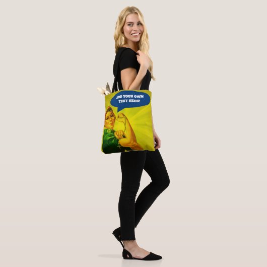 Rosie de Riveter die de Heilige Rosary vasthoudt Tote Bag (Op model)