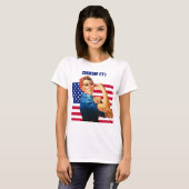 Rosie de Riveter met de Amerikaanse vlag. T-shirt (Voorkant volledig)