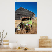 Rostende auto voor verlaten boerderij poster (Keuken)