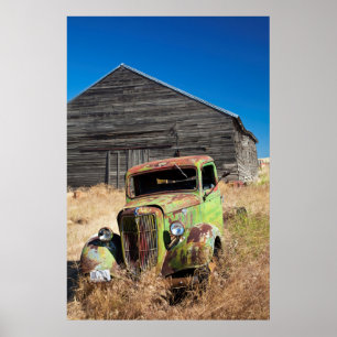Rostende auto voor verlaten boerderij poster