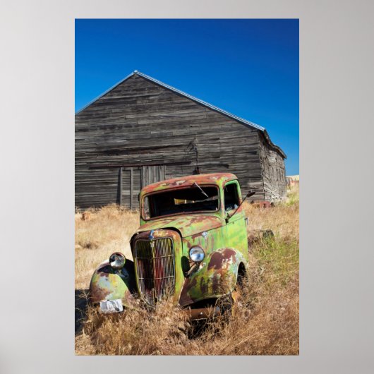 Rostende auto voor verlaten boerderij poster (Voorkant)