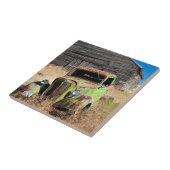Rostende auto voor verlaten boerderij tegeltje (Zijkant)